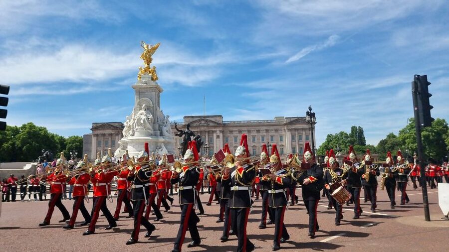 London: The Changing of the Guard Tour and Buckingham Palace - St James’s Park, parakeets, and pelicans