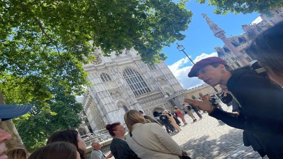 London: The Changing of the Guard Tour and Buckingham Palace - Horse Guards Parade and the day-by-day choice