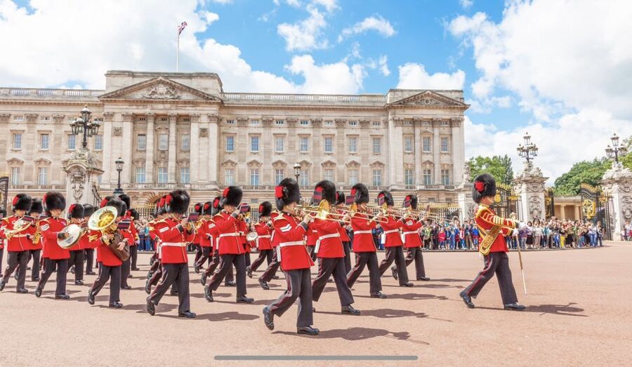 London: The Changing of the Guard Tour and Buckingham Palace - Finishing in Trafalgar Square