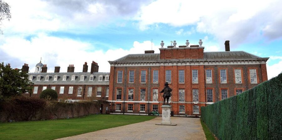 London: Westminster Walking Tour and Kensington Palace Visit - Trafalgar Square in twenty minutes