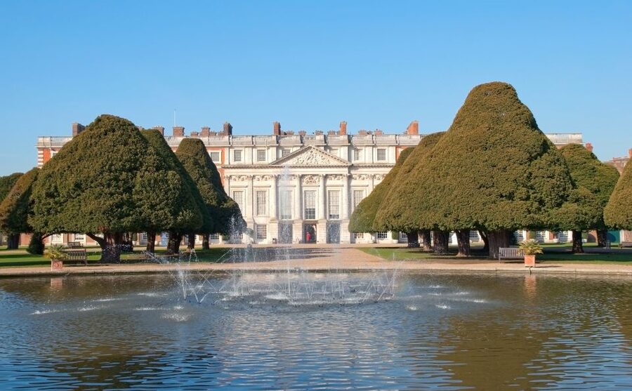 London: Windsor Castle & Henry VIII's Hampton Court Palace - The coach makes a complicated day easier