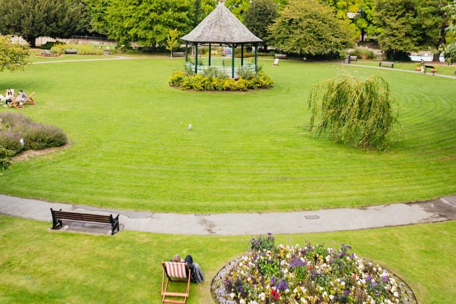 London: Windsor Castle, Stonehenge & Bath Full-Day Tour - The coach ride and the people who keep it moving