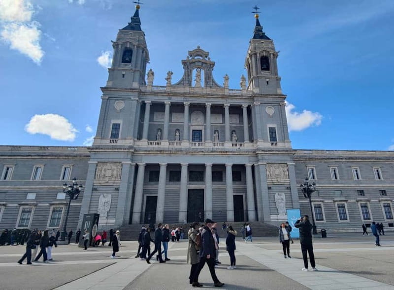 Madrid: Guided tour of the Royal Palace in French - The grand rooms: the Throne Room, ballroom, and dining hall