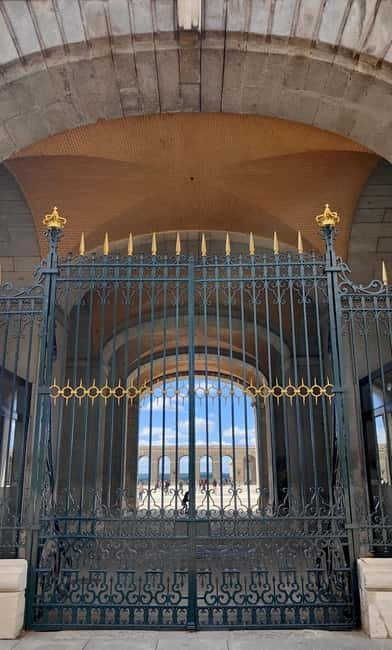 Madrid: Guided tour of the Royal Palace in French - Entering with an official French-speaking guide