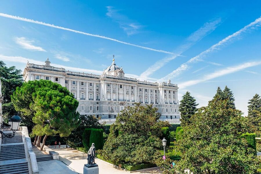 Madrid: Guided Tour of the Royal Palace with Fast Access - Entering a palace with more than 3,000 rooms
