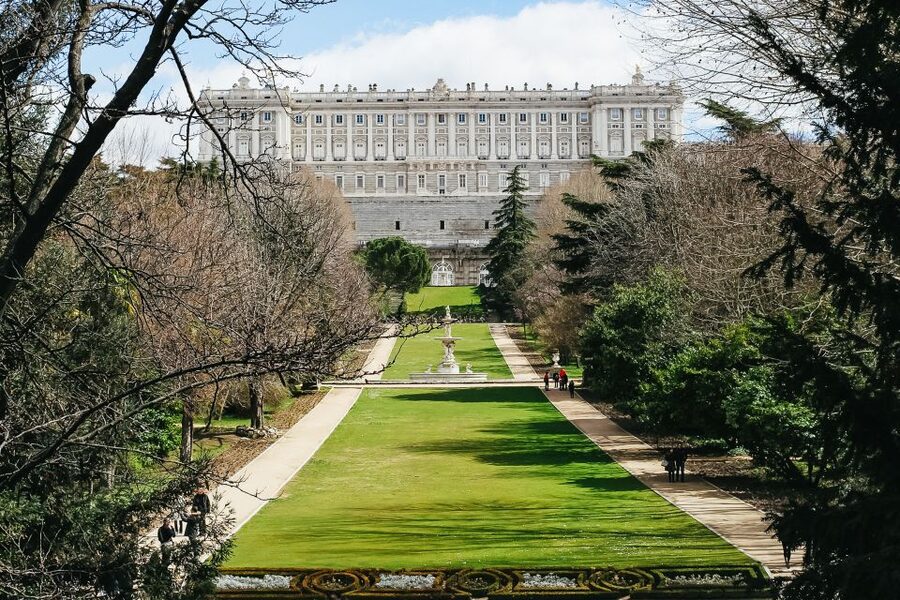 Madrid: Guided Tour of the Royal Palace with Fast Access - What the guide adds to the royal story