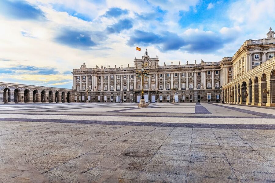 Madrid: Guided Tour of the Royal Palace with Fast Access - Headphones, group size, and the 90-minute format