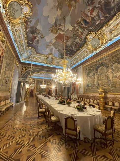 Madrid: Guided Visit to the Royal Palace - Finding the white umbrella at Isabel II Square