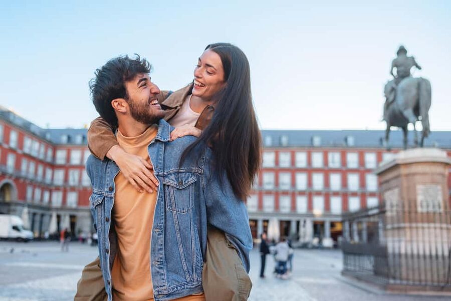 Madrid: Plaza Mayor & Royal Palace Photoshoot - Nearby streets add variety without adding a long tour