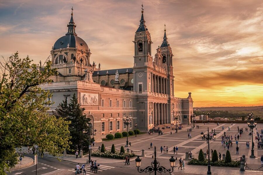 Madrid Private tour: Royal Palace & Cathedral & Old city - The squares and streets between the headline sights