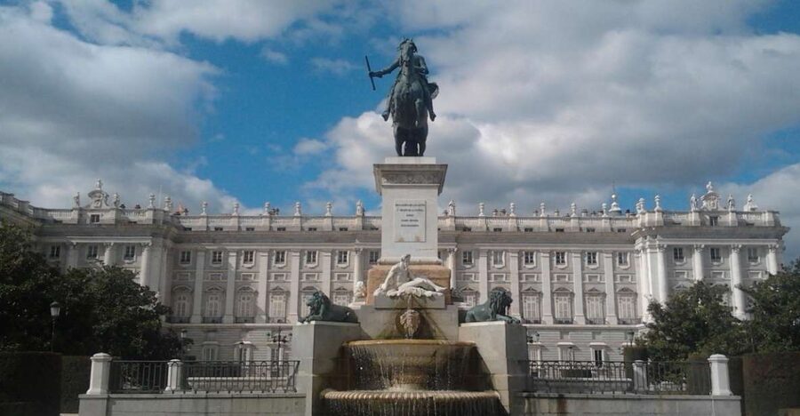 Madrid: Royal Palace and Almudena Cathedral Small-Group Tour - Crossing the Plaza de la Armería to the Royal Palace