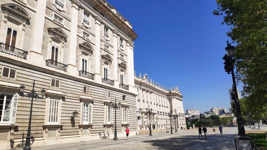 Madrid: Royal Palace Entry Ticket and Small Group Tour - From Carlos I to Felipe IV