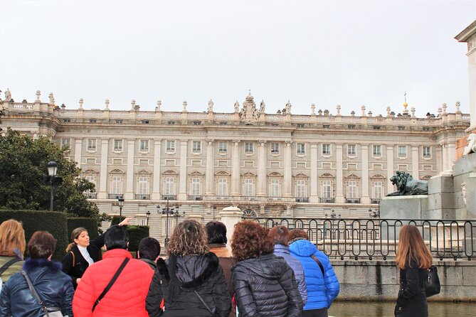 Madrid: Royal Palace Expert Guided Tour with Optional Tapas - How the group size affects the experience