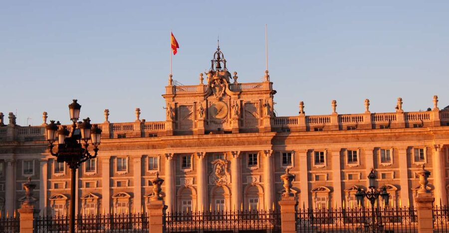 Madrid: Royal Palace Guided Tour with Entry Ticket - Meeting the guide and getting inside