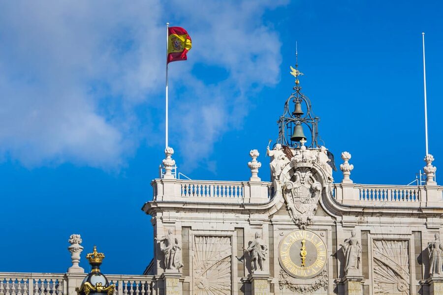 Madrid: Royal Palace Guided Tour with Skip-the-Line Entry - The 10-minute walk from Ópera to the palace