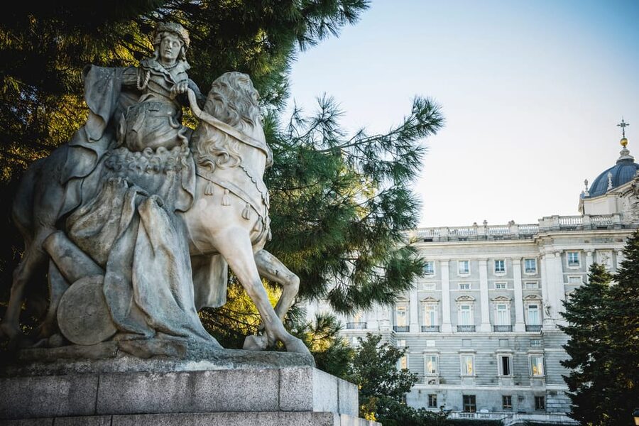 Madrid: Royal Palace Guided Tour with Skip-the-Line Entry - How the guides shape the experience