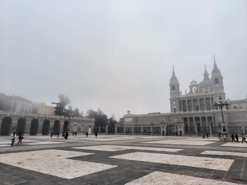 Madrid: Royal Palace Private Tour with Tickets - Choosing the right guide language