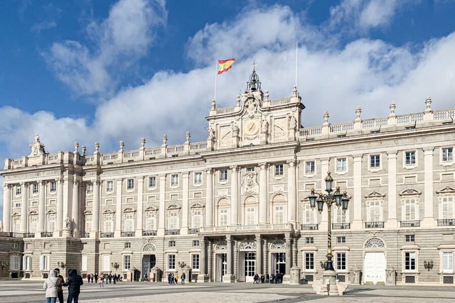 Madrid: Royal Palace Tour, Flamenco Show, & Tapas with Drink - Meeting at Opera and reaching the Royal Palace