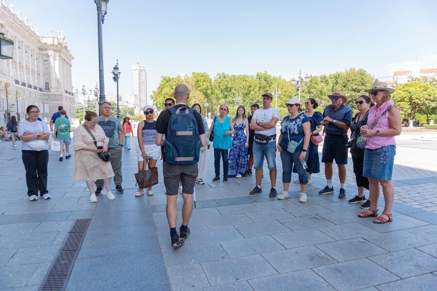 Madrid: Royal Palace VIP Tour with Skip-the-Line Ticket - What the guide adds to the visit