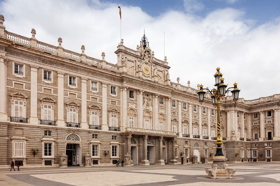 Madrid: Royal Palace VIP Tour with Skip-the-Line Ticket - Meeting your guide in Plaza de Oriente