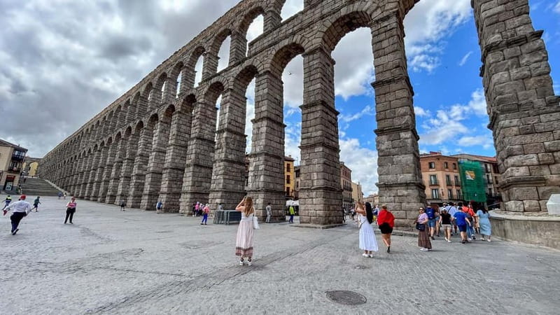 Madrid: Segovia & Ávila Full Day with Alcázar & Wall Tickets - The guide can make the history easier to follow