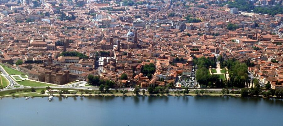 Mantova City Center and Ducal Palace: 3-Hour Guided Tour - Medieval streets and Piazza Broletto