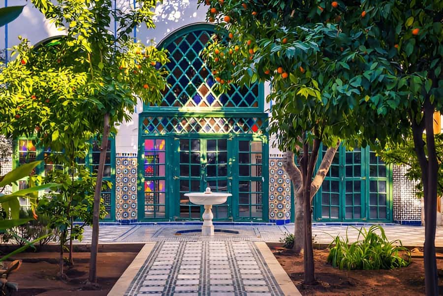 Marrakech: Bahia Palace, Saadian Tombs, & Koutoubia Mosque - Guides, group size, and pace
