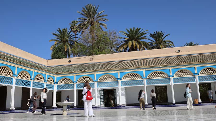 Marrakech: Bahia Palace, Saadian Tombs & Medina Guided Tour - What the guide adds