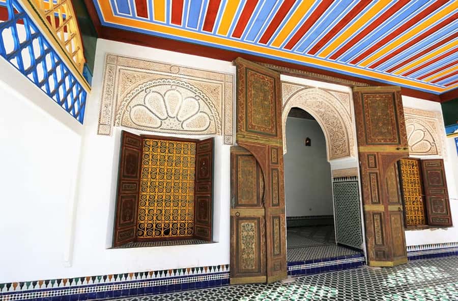 Marrakech: Bahia Palace, Saadian Tombs & Medina Walking Tour - The Saadian Tombs and their fine detail