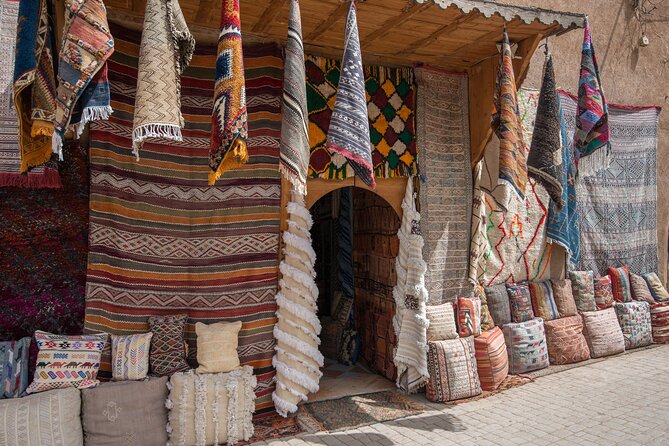 Marrakech: Bahia Palace, Saadian Tombs, Souk and Medina Tour - A smart first walk through Marrakech
