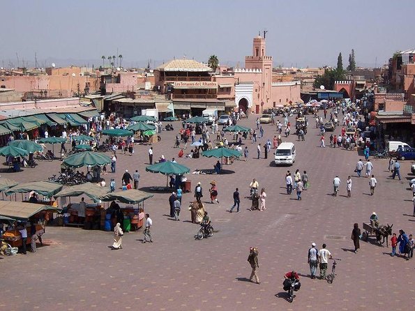 Marrakech: Bahia Palace, Saadian Tombs, Souk and Medina Tour - Saadian Tombs and the price of waiting