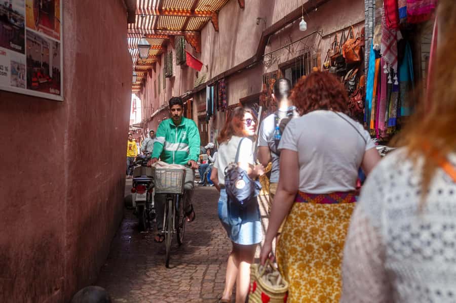Marrakech: Medina, Souks, Artisans Guided Tour with Mint Tea - Souk Semmarine and the art of buying leather