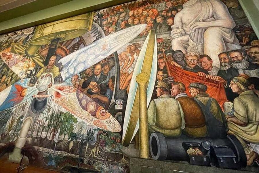 Mexico City: Exclusive Tour of Palacio de Bellas Artes - What the small-group format changes