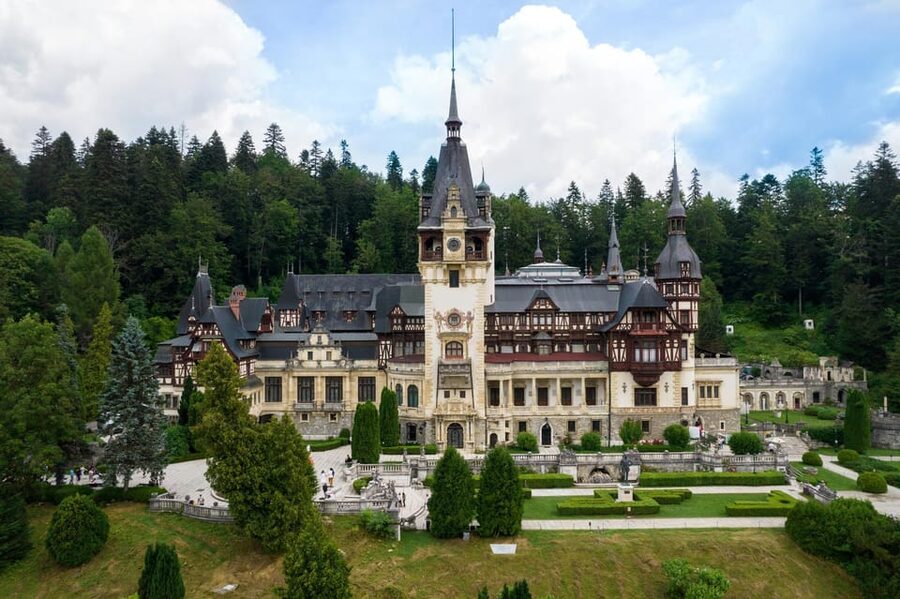 Minivan 8: Peles & Dracula's Castle and Brasov Full-Day Trip - The guides and the group experience