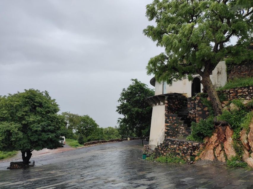 Monsoon Palace (Sajjangarh) E-bike Trail - Stops, photo points, and the climb itself
