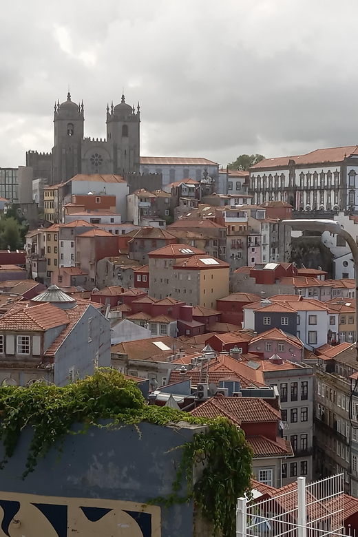 Monumental and historic Porto with the Stock Exchange Palace - Starting inside São Bento Station