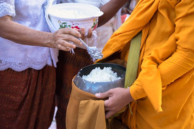 Morning Buddhist Almsgiving, Grand Palace and Flower Market Tour in Bangkok - How to participate respectfully