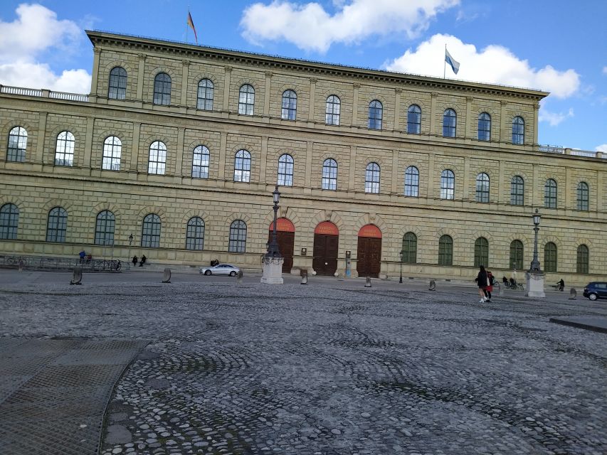 Munich Residenz: Private Tour with artists and historians - What the reviews reveal about the guiding style