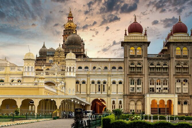 Old Bangalore Historical Walk thro Palace, Temples, Fort & Market - One hour inside KR Market