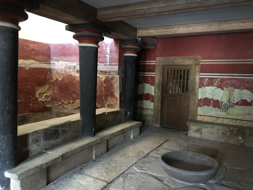 Palace of Knossos Small Group Tour - A small group that keeps the guide within reach