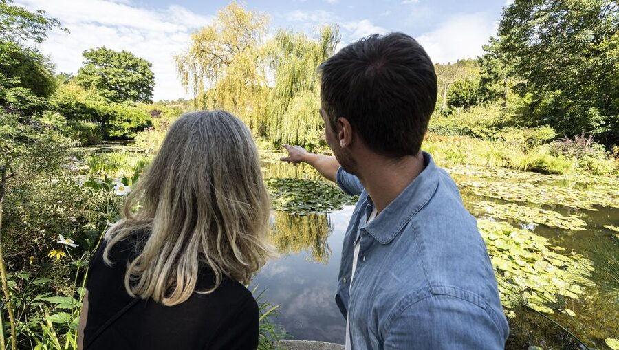 Paris: Giverny & Versailles Small Group or Private Tour - Guides can shape the whole day