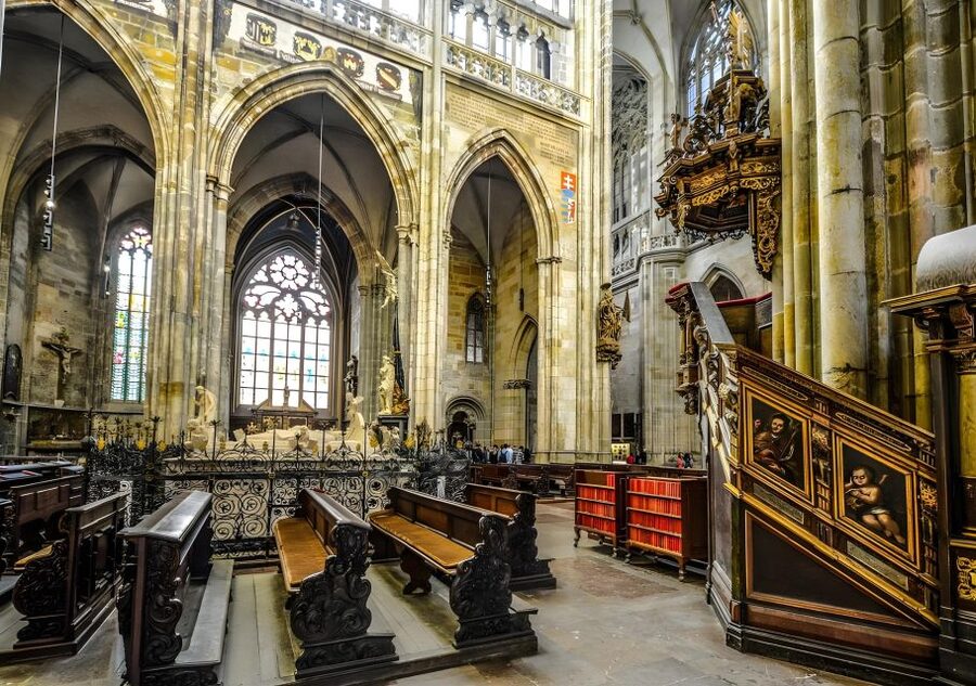 Prague Castle: Royal Palace, Cathedral, and Golden Lane Tour - Golden Lane: small houses and big stories
