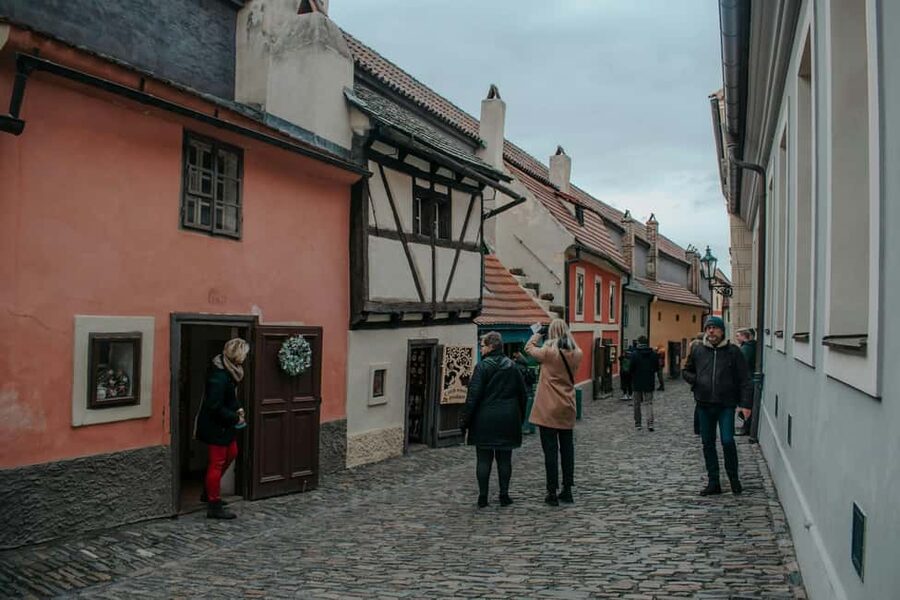 Prague Castle, St. Vitus Cathedral, Royal Palace, St. George's Basilica - Should you book Robert Procházkas castle tour?