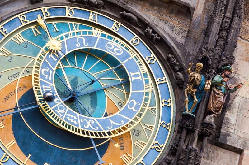 Prague: Old Town, Prague Castle & River Cruise Day Tour - The free break: lunch, coffee, and a change of pace