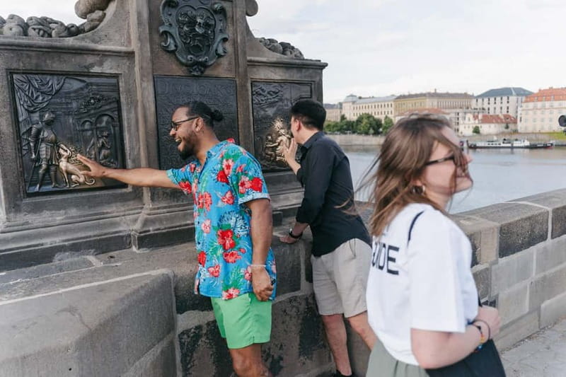 Prague: Old Town, Prague Castle & River Cruise Day Tour - Guides, language, and group rhythm