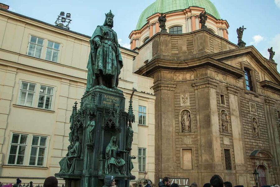Prague: Prague Castle Walking Tour with Golden Lane in German - Hradčany Square and the First Castle Views