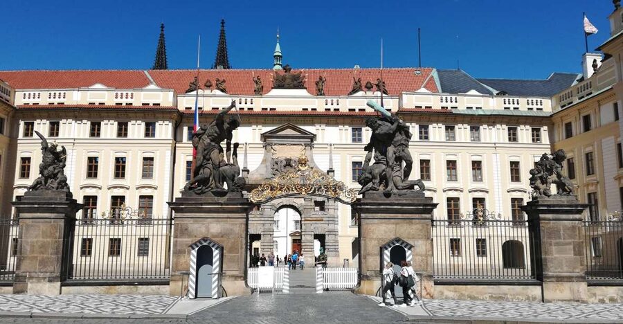 Prague: Tour to Prague Castle with tickets included. Spanish - Why Prague Castle Works Best With a Guide