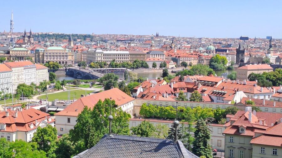 Prague: Tour to Prague Castle with tickets included. Spanish - Meeting at Malostranská and Riding Up to the Castle