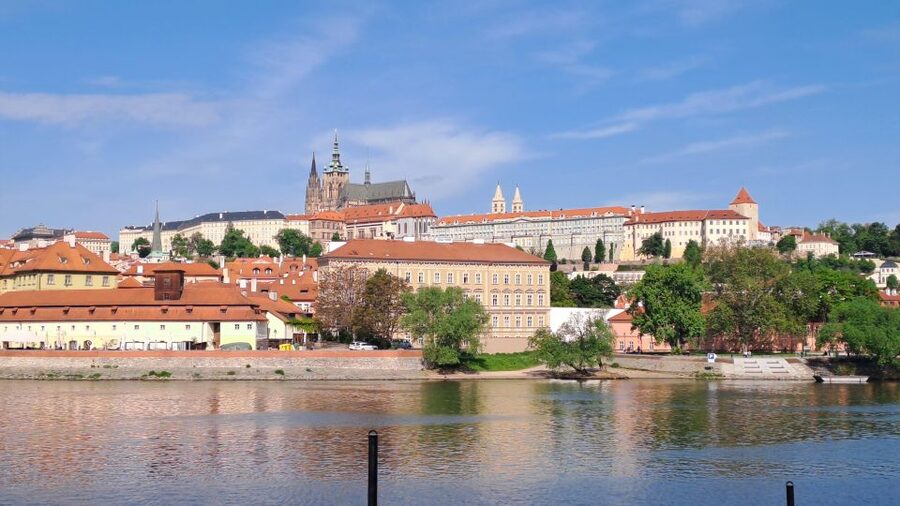 Prague: Tour to Prague Castle with tickets included. Spanish - St. Vitus Cathedral in a Thirty-Minute Visit