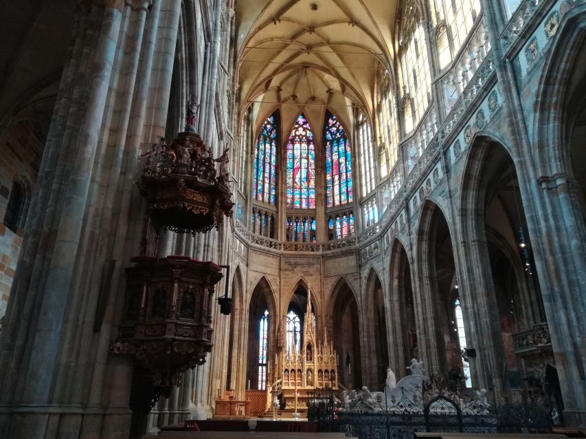Prague: Tour to Prague Castle with tickets included. Spanish - St. George’s Basilica, Smaller and More Atmospheric